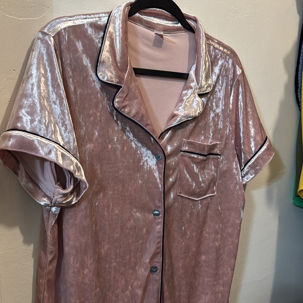 Old Navy Women’s Velvet Pink Pajama Collared Top - Picture 5 of 8